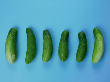 Mavi arka planda salatalık. sağlıklı diyet gıda konsepti.