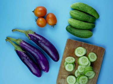 Patlıcan, domates ve salatalık. sağlıklı sebze yemeği konsepti.