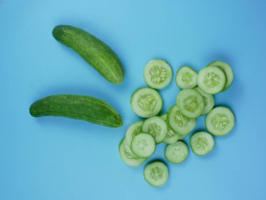 Mavi arka planda salatalık. Sağlıklı beslenme konsepti. durgun hayat