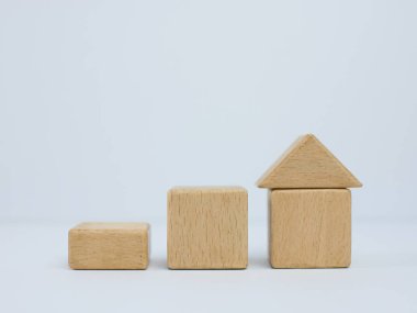 Üzerinde ev olan tahta küplerden yapılmış merdivenler. Yatırım sigortası ve konut kredisi konsepti