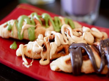 Kırmızı tabakta bir sürü çeşni ve malzeme var.