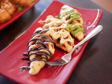 Kırmızı tabakta bir sürü çeşni ve malzeme var.