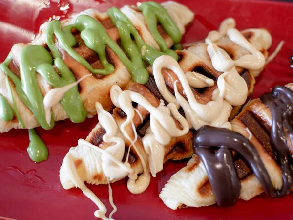 Kırmızı tabakta bir sürü çeşni ve malzeme var.