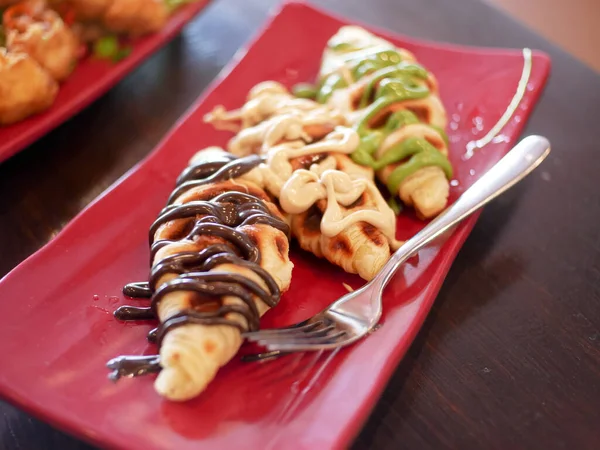 Kırmızı tabakta bir sürü çeşni ve malzeme var.