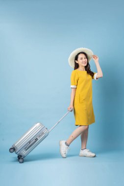 Asyalı kız seyahat görüntüsü, mavi arka planda izole edilmiş.