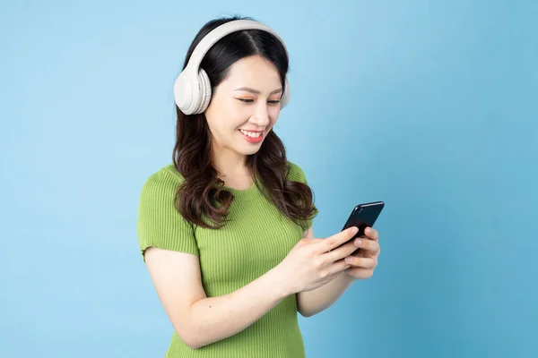 Asiático Saltamontes Chica Retrato Escuchar Música Aislado Azul Fondo — Foto de Stock