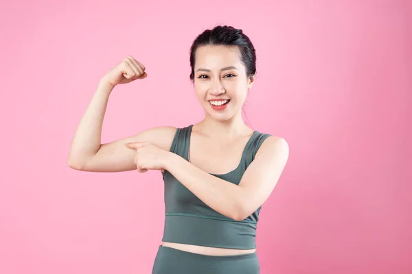 Asiático Fitness Menina Retrato Isolado Fundo Rosa — Fotografia de Stock