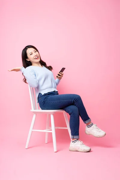 Retrato Hermosa Chica Asiática Sentado Silla Aislado Sobre Fondo Rosa —  Fotos de Stock