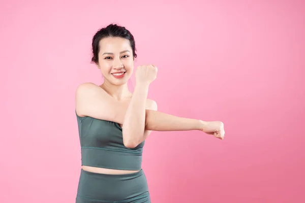 Asiático Fitness Menina Retrato Isolado Fundo Rosa — Fotografia de Stock