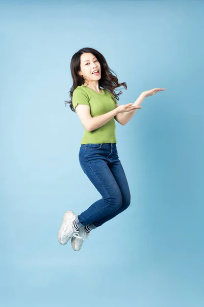 Retrato Hermosa Joven Asiática Saltando Aislado Sobre Fondo Azul —  Fotos de Stock