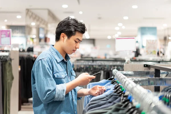 Ázsiai Okos Ember Használja Telefonját Ruhát Vesz Fel Ruhaboltban Bevásárlóközpontban — Stock Fotó