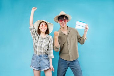 Genç Asyalı çift mutlu bir şekilde seyahat ediyor.