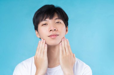 Yakın plan genç Asyalı yakışıklı adam yüzü