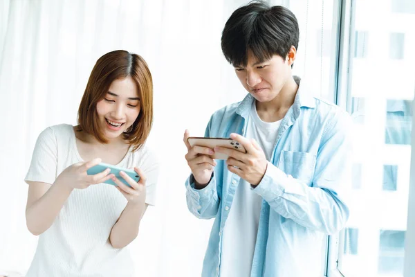 Jovem Casal Asiático Jogando Jogos Juntos Telefones Celulares — Fotografia de Stock