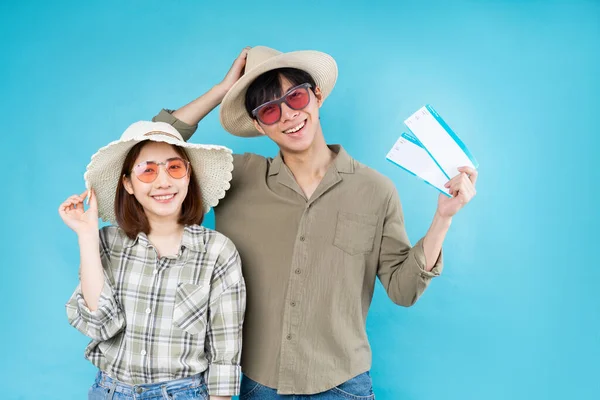 Young Asian Couple Happily Traveling Together — Stock Photo, Image