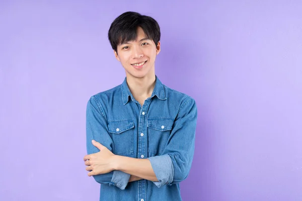 Portrait Homme Asiatique Chemise Bleue Posant Sur Fond Violet — Photo