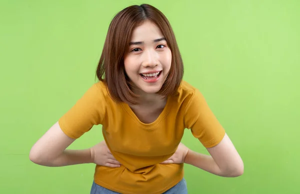 Joven Asiática Posando Sobre Fondo Verde —  Fotos de Stock