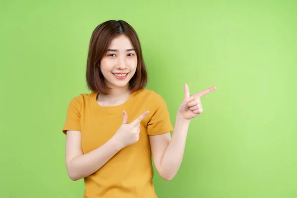 Joven Asiática Posando Sobre Fondo Verde —  Fotos de Stock