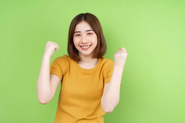 Joven Asiática Posando Sobre Fondo Verde —  Fotos de Stock