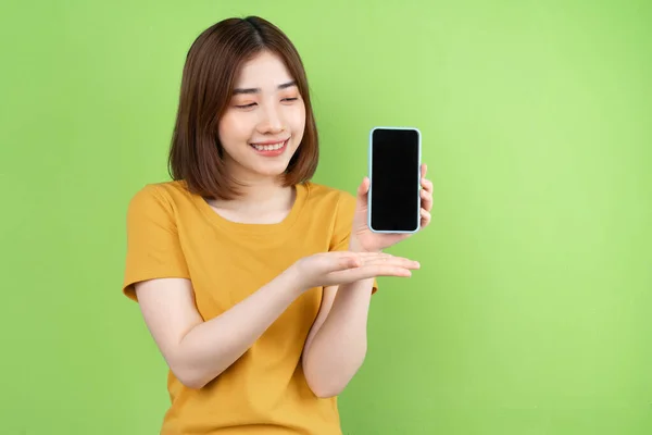 Young Asian Girl Posing Green Background — Stock Photo, Image