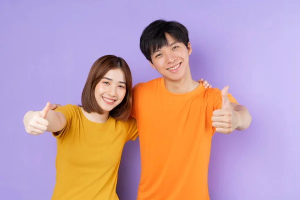 Retrato Pareja Asiática Aislado Sobre Fondo Púrpura —  Fotos de Stock