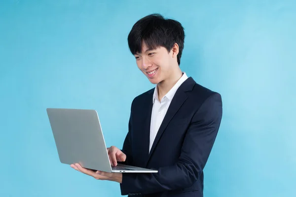 Bild Eines Jungen Asiatischen Geschäftsmannes Der Einen Anzug Auf Blauem — Stockfoto