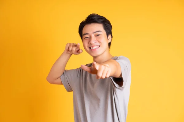 Asiatico Giovane Uomo Posa Uno Sfondo Giallo — Foto Stock