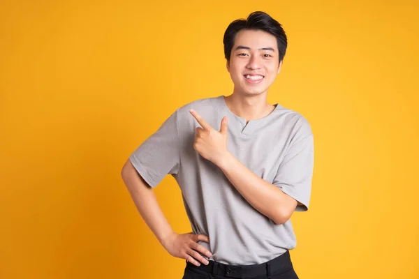 Asiatique Jeune Homme Posant Sur Fond Jaune — Photo