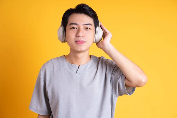 Immagine Uomo Asiatico Che Ascolta Musica Con Cuffie Isolato Sfondo — Foto Stock