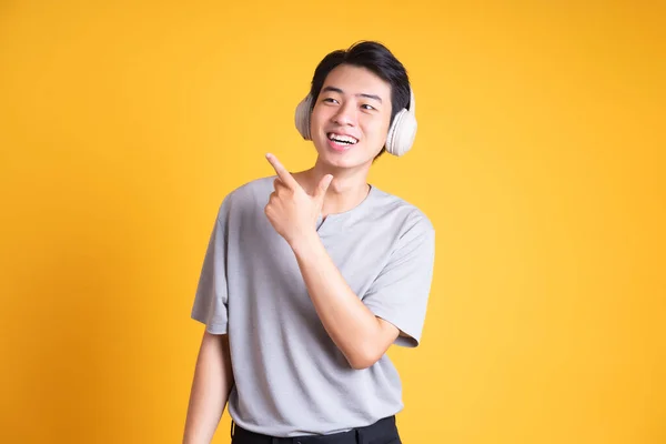 Bild Eines Asiatischen Mannes Der Musik Mit Kopfhörern Hört Isoliert — Stockfoto