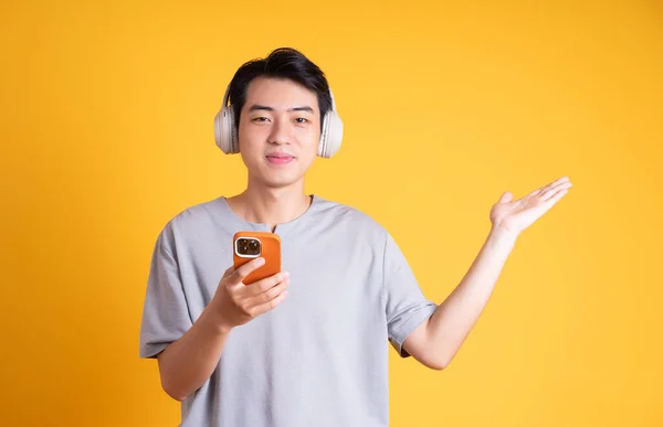 Imagen Hombre Asiático Escuchando Música Con Auriculares Aislado Sobre Fondo — Foto de Stock