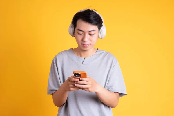 Imagen Hombre Asiático Escuchando Música Con Auriculares Aislado Sobre Fondo — Foto de Stock