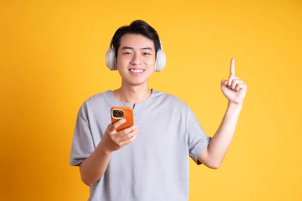Imagen Hombre Asiático Escuchando Música Con Auriculares Aislado Sobre Fondo — Foto de Stock