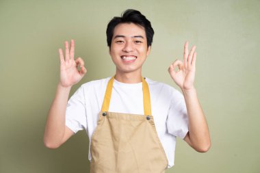 Arka planda erkek garson resmi