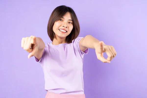 Bela Mulher Asiática Retrato Isolado Roxo Fundo — Fotografia de Stock