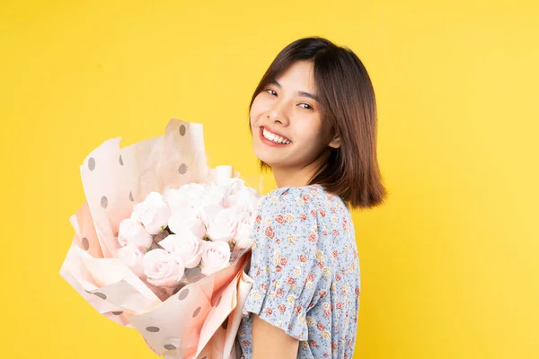 Joven Mujer Asiática Sosteniendo Ramo Sobre Fondo Amarillo —  Fotos de Stock