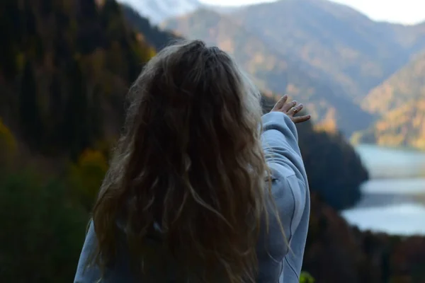 Hand Reaches Mountains — Stock Photo, Image