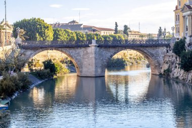 Nehir ve katedral üzerindeki kemer köprüsü, Murcia İspanya 'daki eski şehir.