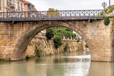 Nehir ve katedral üzerindeki kemer köprüsü, Murcia İspanya 'daki eski şehir.