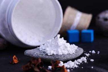 Bir şişe kreatin monohidrat tozu.