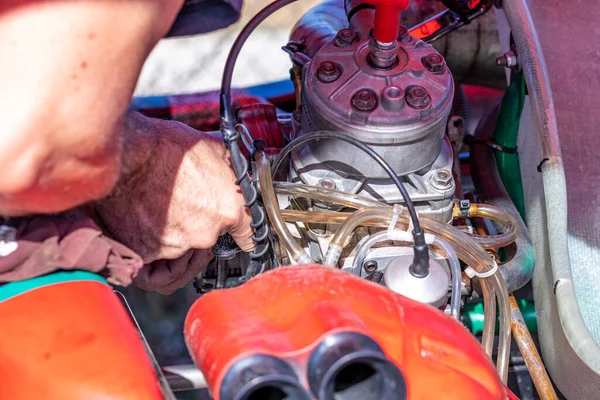 Kart Mechanic Fixing Engine Race — Fotografia de Stock