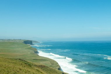 Cantabria 'nın kuzeyindeki kayalıkların güzel vahşi manzarası