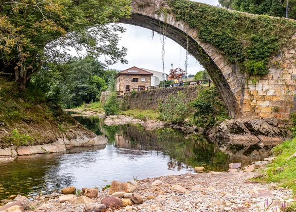 Ponte Arco Antiga Sobre Rio Vegetação Verde Abundante — Fotografia de Stock