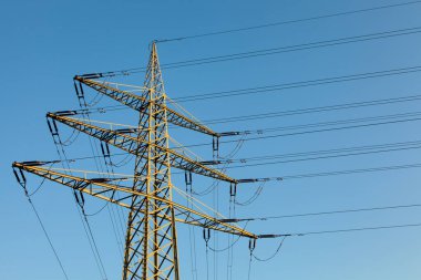 Yüksek voltajlı elektrik direği endüstrisi açık mavi gökyüzü