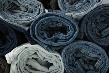 Bir yığın farklı kot pantolon. Arkaplan