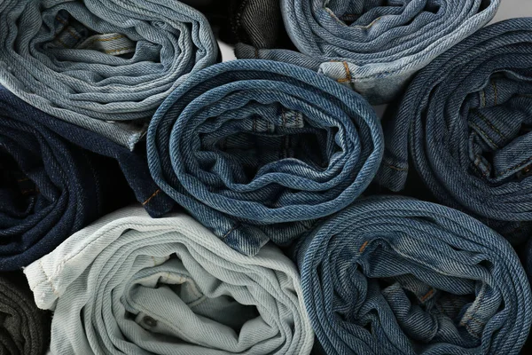 Bir yığın farklı kot pantolon. Arkaplan