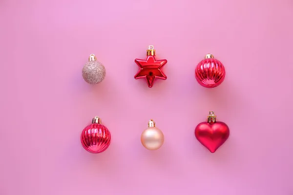 Pembe arka planda Noel süslemeleri. Minimalizm.