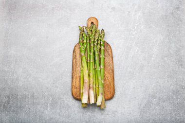 Tahta tahtada bir sürü taze kuşkonmaz.