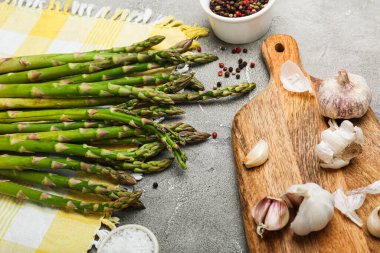  Gri arka planda pişen taze yeşil kuşkonmaz. Üst görünüm