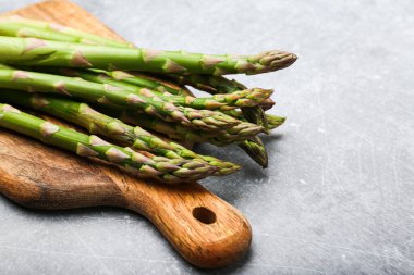Tahta tahtada bir sürü taze kuşkonmaz.